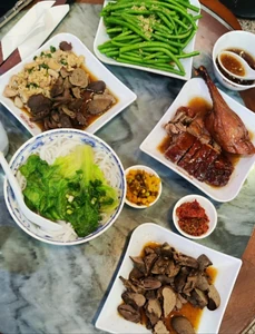 午餐，上两周，1点，餐厅，和老公孩子，吃了烧鹅濑粉、炒豆角、炒青菜、炒鹅杂