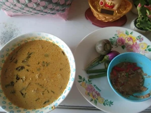 Breakfast eaten on January 19, 2024, at 9:00 A.M. The photo is of snacks placed on a snack table indoors. I ate by myself. I am about to fall back asleep. I had green curry with pork, Nam phrik (spicy dipping sauce). I bought them at a deli.