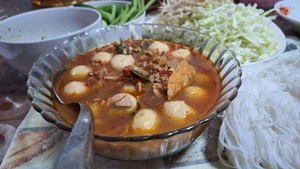 Lunch eaten yesterday at 11:30 A.M. I took this photo at home. I ate with my mother and father. We had khanom chin and Kaeng pa (a type of rice noodle similar to somen noodles that is fermented and served with a curry sauce). I prepared the meal myself.