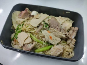 ワンタン入り汁なし麺、豚肉入り、野菜少な目。