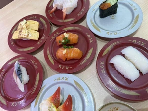 I ate Japanese food for lunch. This photo was taken a long time ago at Sushiro. I ate with my younger sister.