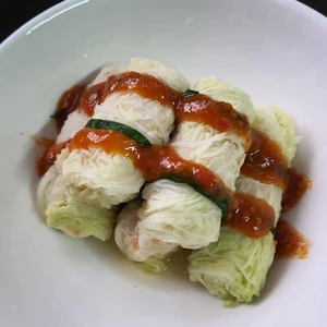 I ate suki rolls (stuffed Chinese cabbage rolls). This was my diet-friendly dinner.