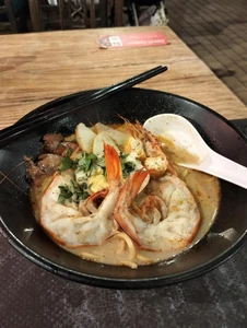 I ate Laksa for dinner. I took this photo one month ago at 5:00 P.M. I ate it in Singapore with my younger sister. We ate it after going out and doing sightseeing. A female employee at the department store we purchased it from prepared the meal.