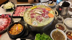 晚餐 / 18点30分 / 在餐厅BBQ PLAZA / 和母亲及恋人