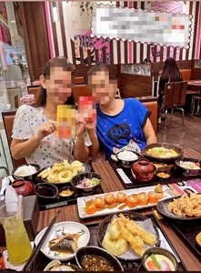 为了庆祝新年，和家人、妹妹、侄女一起吃了晚饭。摄于19点15分左右。