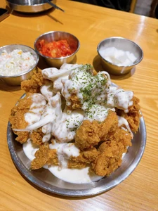 This is a photo of dinner taken at a fast-food restaurant two days ago. I went for fried chicken with a coworker after work.