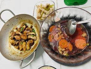 This is my dinner. I ate fish boiled in soy sauce, soup, and a vegetable stir-fry. I ate it together with my girlfriend.