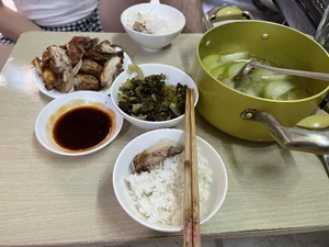 Lunch eaten about two weeks ago with my older brother. I ate gourd soup, Chinese sauerkraut, and fried chicken.