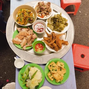 This is our lunch. I took this photo last week at a large public restaurant near my company. I don't recall the date. There were four people in total and we all work for the same company. We always go eat lunch together.