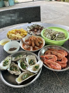 This is a photo of my lunch. I took this photo on October 20, Vietnamese Women's Day. I took a photo of this with my mother in order to celebrate the holiday alongside my husband and mother.