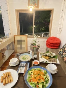 This is my dinner from one month ago. This dinner was from a homestay-style lodging when I was on vacation in Bình Thuận. I went with friends I had just met, and I took this photo. I ate a seafood barbecue the homestay family prepared for me. This meal was included in my lodging fee.