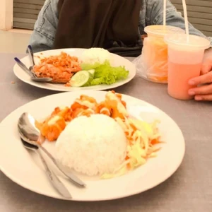 I ate this at my university's cafeteria. It's my favorite thing to eat for lunch, fried chicken! I took this photo when I was having lunch with the person I am dating.