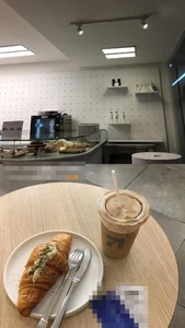 I took this photo while enjoying the breakfast menu at the coffee shop, Arah Coffee, five days ago. I ate a croissant and drank a café latte prepared for me by the café staff.