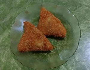 These are a dish similar to croquettes that have mayonnaise and eggs inside. I took this photo this morning at my dinner table and ate with my family.