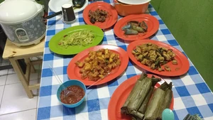 The food on the table is one of my favorite lunch menus.