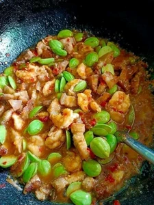 For dinner, I had spicy sambal petai (chilies), tofu, tempeh, and salted fish. It was very delicious.