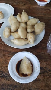 I ate pempek that I bought for breakfast with a fellow college student. I really want to learn how to make it myself. This dish is a traditional dish representative of South Sumatra.