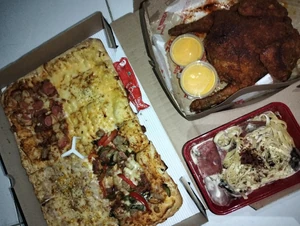 This is a photo of my New Year's Eve dinner on December 31, 2023. I ate it with friends while throwing a New Year's party at my house.  We ordered Pizza Hut, pasta, and cheese chicken online and had it delivered.