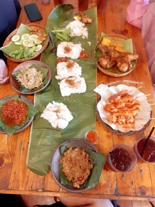 This was a meal I ate with my family last weekend. We had coconut rice with various side dishes and vegetables. I went out to eat with my family.