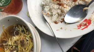 今日の昼食に、私はチキニ地区で兄弟と一緒に「Soto Mie Cikini（チキンヌードル）」という料理を食べました。