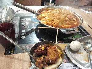 Dinner. It was at an all-you-can-eat buffet, and I am with my partner. We are eating hotpot and fried chicken.