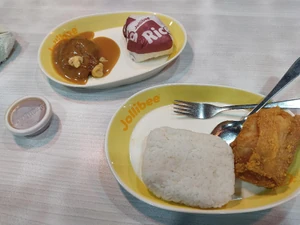 Dinner / 1 day ago / 8:00 P.M. / Jollibee / Friend / Eating / Chicken Joy and Burger Steak / The worker of Jollibee