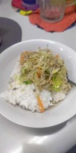 私の昼食で、ほぼ毎日これを食べている。職場で食べている。妻が作った。YouTubeを見ながら食べている。毎日自分で自分の食事を準備している