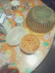 Had this spaghetti for dinner about 5:30 P.M. Philippine time. Took the picture on the dinner table, and I ate with my wife and daughter. I was looking for forks in the kitchen drawer. This meal was made by wife for my birthday.