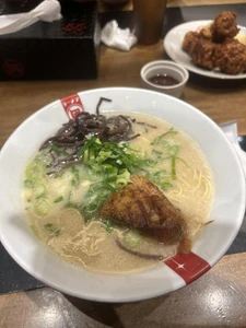 濃厚で食欲をそそる温かいスープのラーメン。寒い季節のランチにぴったり。2024年1月10日に「ラーメン黒田」で家族と楽しんだ