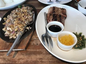 Had a quick lunch with my husband in an ordinary food house near our place. So we had pork sisig (pan-grilled pork dish)and roasted fillet tuna.