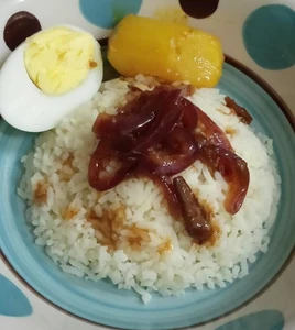 数日前に自宅で家族と一緒に食べた昼食。マレーシア料理の中でもひときわ有名なナシレマッ（ごはん料理）を私が作った。満足感のあるおいしい食事で、その日に作ったことをとても誇りに思う。家族からもとてもおいしかったとたくさん褒められた