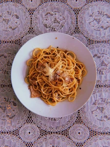 一週間ほど前の昼食。午後に一人で食べていた。自分で作った。アーリオオーリオを食べた