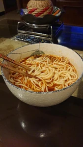 夕食に一人で食べた牛肉麺。テレビを見ながら