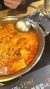 昼食時に撮った写真。韓国料理が食べたくて友人と行った。トッポギのビュッフェだったので、一緒に作った