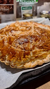 Snack. I took it yesterday in my kitchen. It was 4:00 P.M. I was alone. I was working while waiting for the pastry to bake. I ate this galette des rois. I made the meal.