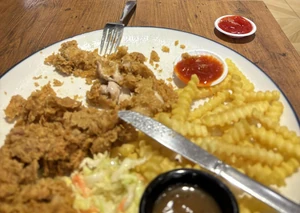 Lunch on January 12 with my daughter. We ate fried chicken and fries from a restaurant in a shopping mall.